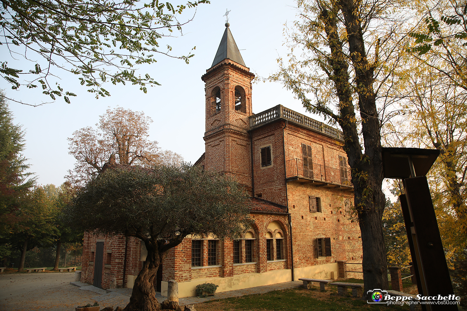 VBS_0915 - I Piloni della Via Crucis del Sacro Monte di Montà d'Alba.jpg